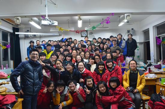许老师和学生们合影