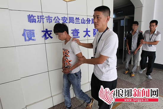 7月22日，两个抢劫犯罪嫌疑人被山东省临沂市兰山警方刑拘，送往看守所。