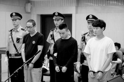 尹某、张某、杨某(从左到右)分别被判10年、10年、9年徒刑。京华时报记者蒲东峰摄