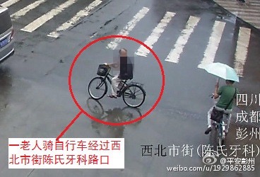 老人正准备通过路口。