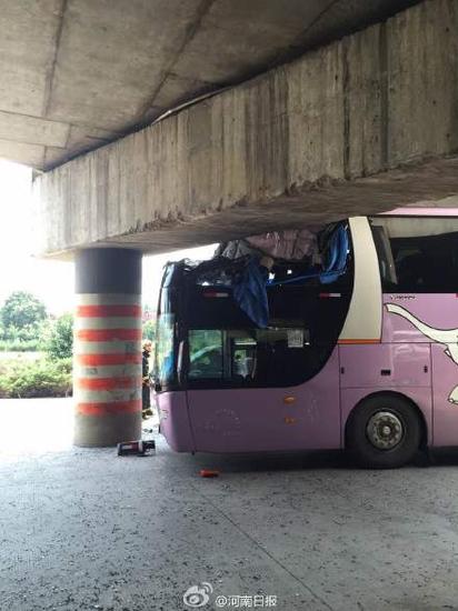 今天中午，平顶山市建设东路，建东立交桥，一辆豫AL8283的大巴客车撞上立交桥桥梁，人员伤亡不详。120、当地消防官方已在现场救援。