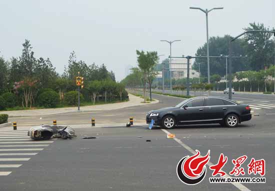 7月10日淄博路日照路路口，摩托车醉驾闯红灯被撞飞