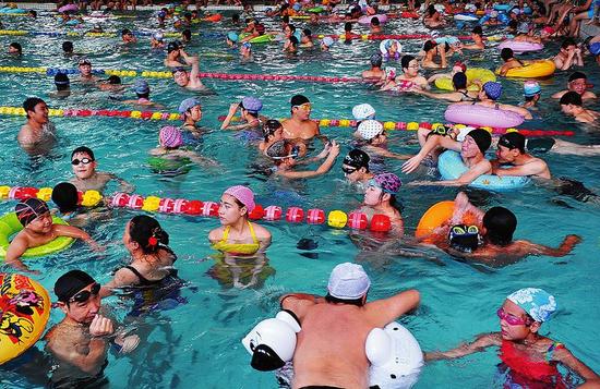 昨日，西安市不少游泳馆人气暴涨    实习记者陈飞波摄
