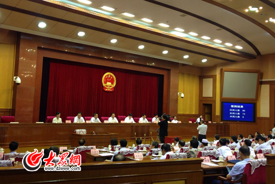7月24日上午，山东省十二届人大常委会第十五次会议在济南闭会。图为会议现场。