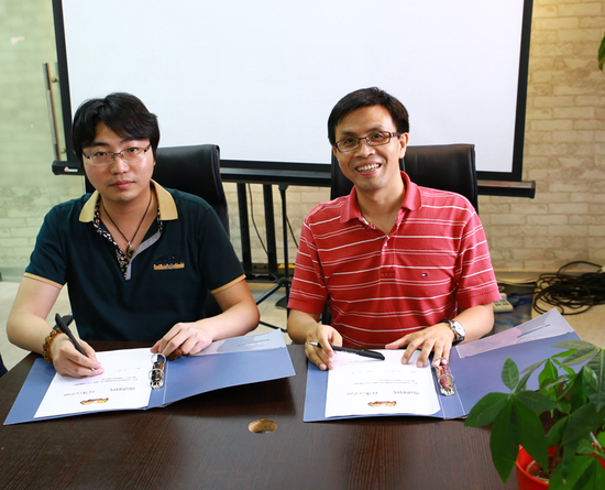 热酷CEO刘勇（右）与北京奇迹时代CEO矫海明（左）签约《魔力时代》日本发行权