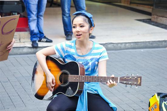 极速2明星街头卖艺 邓紫棋卖唱韩庚热舞|邓紫棋|韩庚|极速前进_新浪娱乐_新浪网