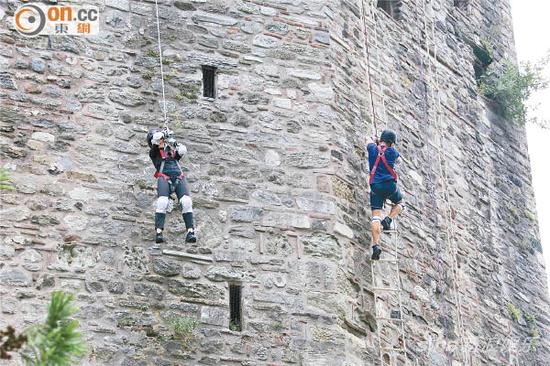 摄影师吊钢丝拍摄丁子高爬绳梯救妻。