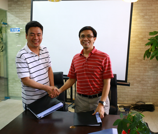 热酷CEO刘勇（右）与上海寅酷网络CEO葛斌虎（左）签约《伏魔者》欧洲发行权