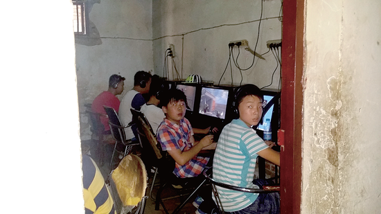 郑州网吧藏身居民区 未成年人扎堆打游戏(图)_新浪河南_新浪网