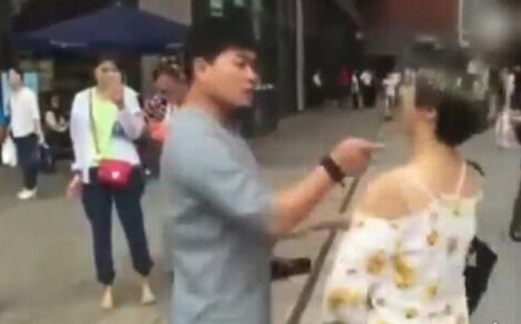 小伙与女网友见面嫌其长得丑 两人当街互殴