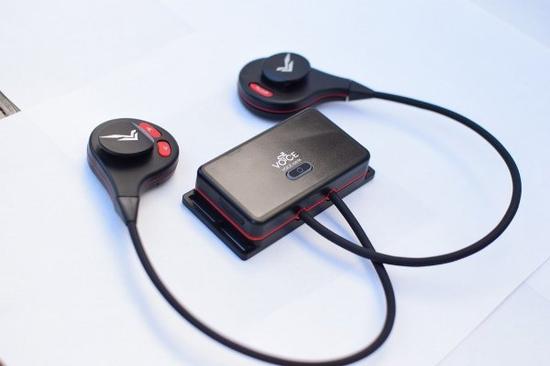 配备骨传导耳机的智能头盔