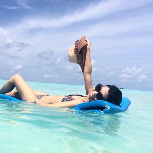 千亿孙女李敬恩晒比基尼照