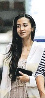 Angelababy穿着松身服现身机场，还刻意拿东西遮肚