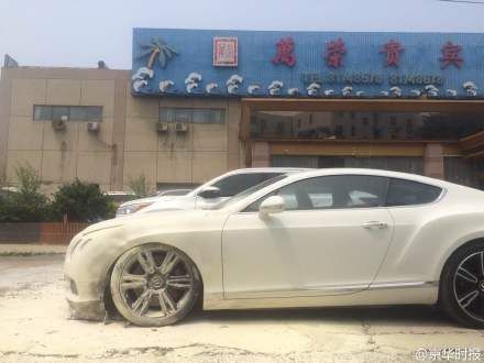烧后的宾利车