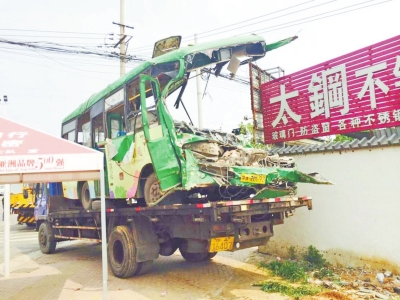 废墟里扒出来的中巴车