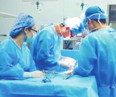 肝胆外科医务人员在为男婴实施手术