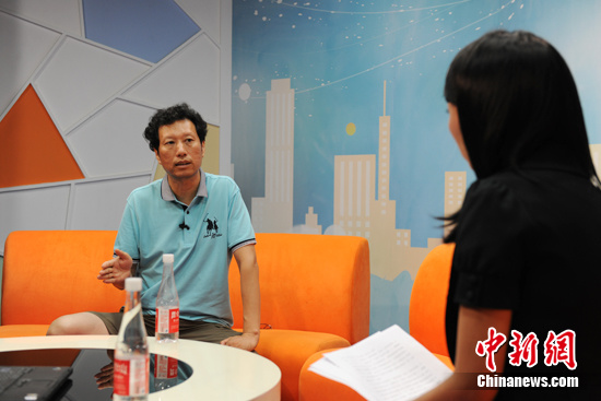 北京天文馆馆长朱进做客中国新闻网《新闻大家谈》，为网友解密地球“大表哥”。李卿摄