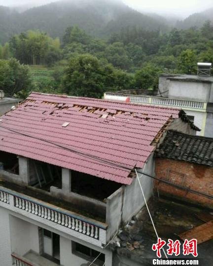 村民家屋顶瓦片被吹走