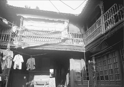 破败的牛市古民居里,仍有人居住。本报记者 姚雪青摄