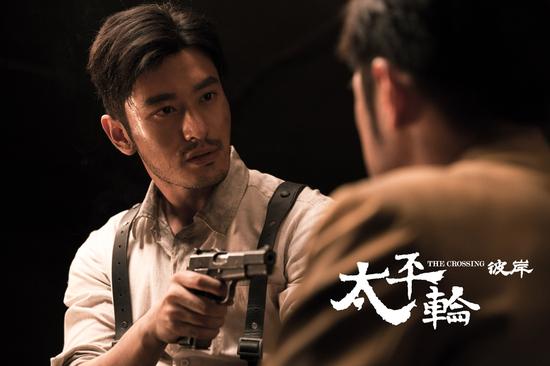 黄晓明眼神中尽显默然