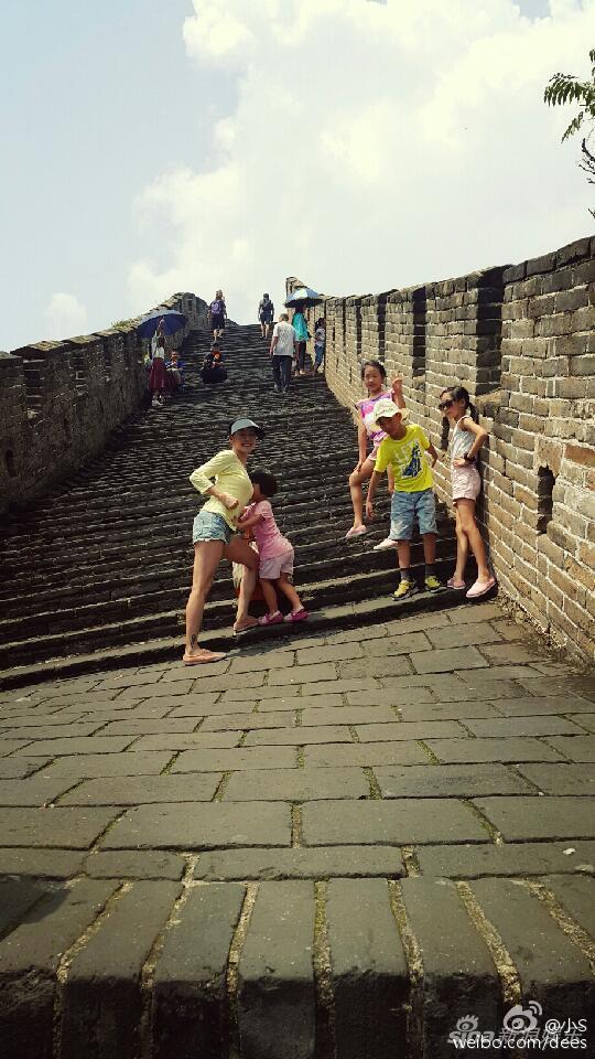 小S爬长城秀美腿