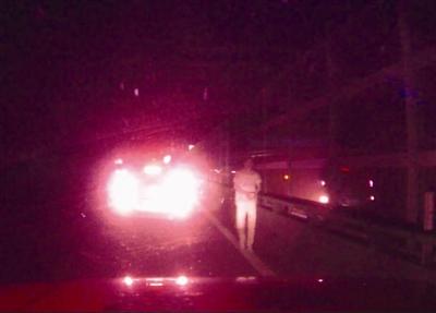 温州高速上夫妻为琐事吵架 丈夫借酒劲下车暴