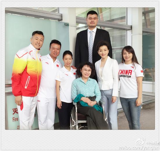 杨澜、姚明、赵宏博夫妇、张海迪等合影