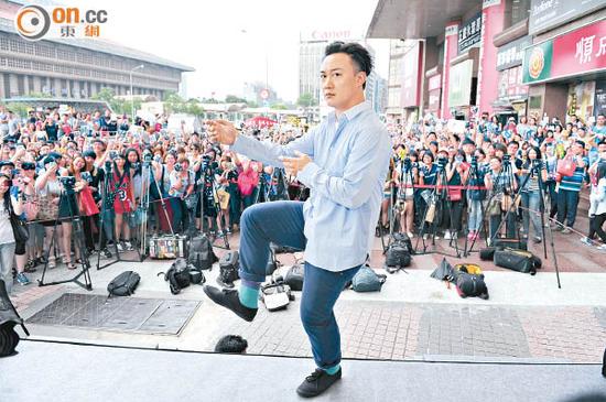 陈奕迅摆出搞笑姿势哄台湾粉丝开心。