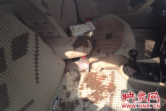 鄭州一私家車遭砸車潑糞