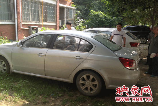 鄭州一私家車遭砸車潑糞