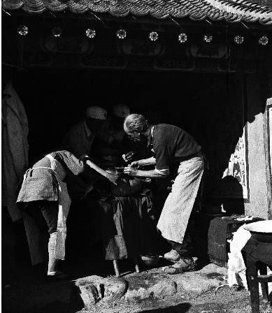 白求恩大夫(摄影) 46×41厘米 1939年 吴印咸