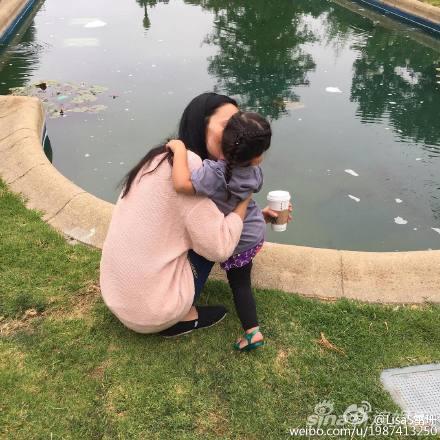 吴彦祖老婆晒亲女儿温馨背影