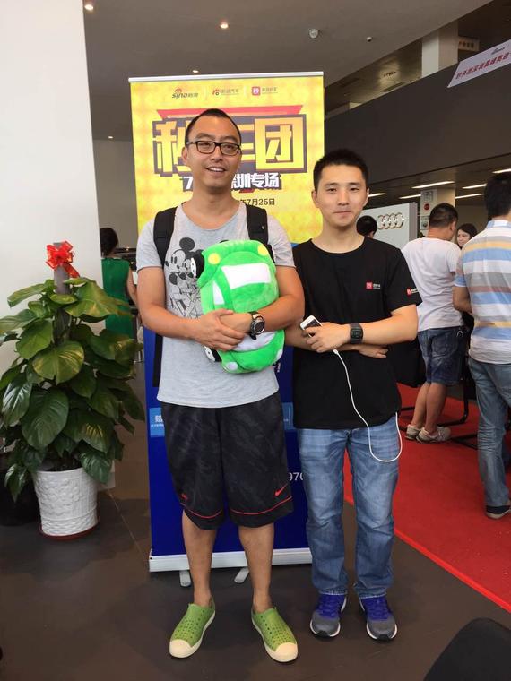 客户与新浪秒车购车顾问合影