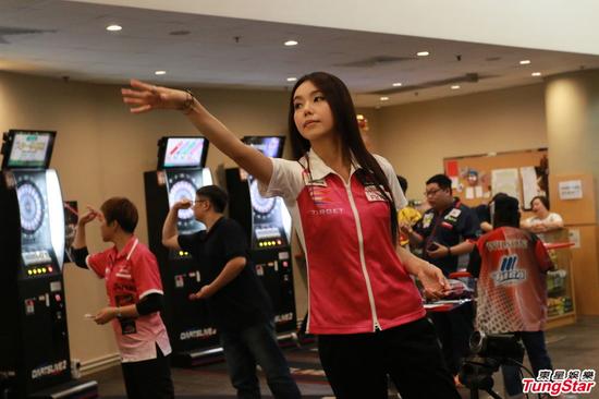 新人梁雨恩出战飞镖比赛 遗憾八强止步|梁雨恩