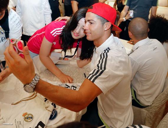 微博传C罗遭<em>女</em>球迷强吻<em>戴戒指</em>_手机新浪网