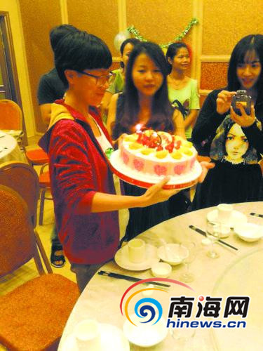 林庆患病期间,大学同学为她庆祝生日,让她很感动(中间拿蛋糕者为林庆)。