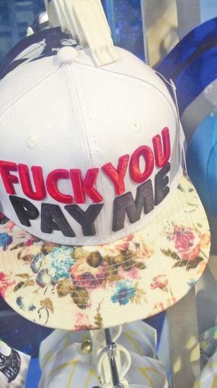 新都匯一店鋪售賣的“臟話帽子”