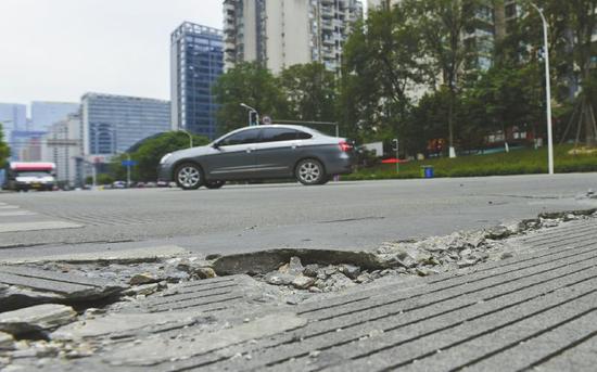 成都天顺路一处路面开裂,疑因高温导致