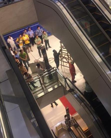 女子被搅入扶梯 事发突然不幸遇难