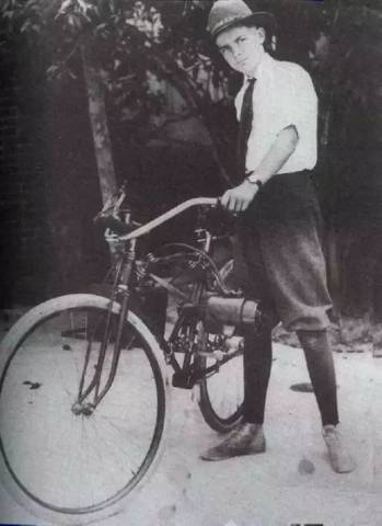 12岁的休斯和他的宝贝助动车，照片来自当地报纸。