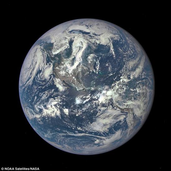 小行星碰撞：地球板块构造、磁场南北极以及气候形成，都起源于地球早期的小行星碰撞，这次碰撞侵蚀了地壳外层。