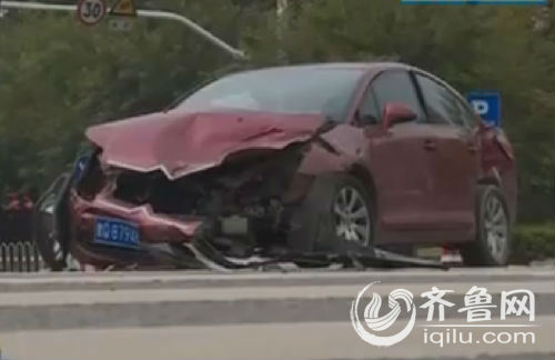 红色轿车车头变形，一些碎片被撞出15米远。（视频截图）