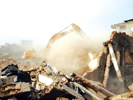 鉤機(jī)隱沒在灰塵中