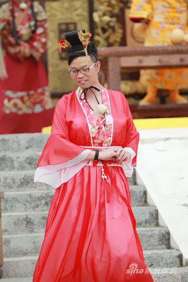 极限挑战王迅变歌女 烈焰红唇爆笑亮相|王迅|烈