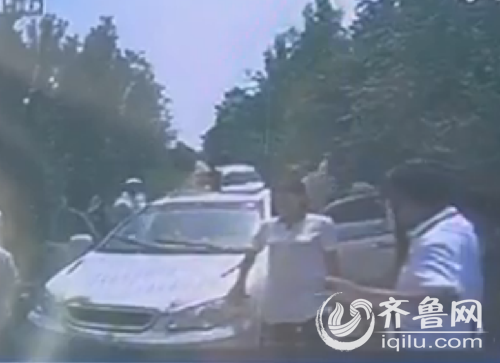 一辆车停在了马路中央,阻拦120急救车前行