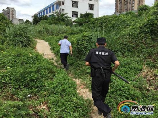 警方正在现场搜捕。