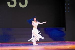 亚军刘梦萍的舞蹈《我思念我的家乡》。