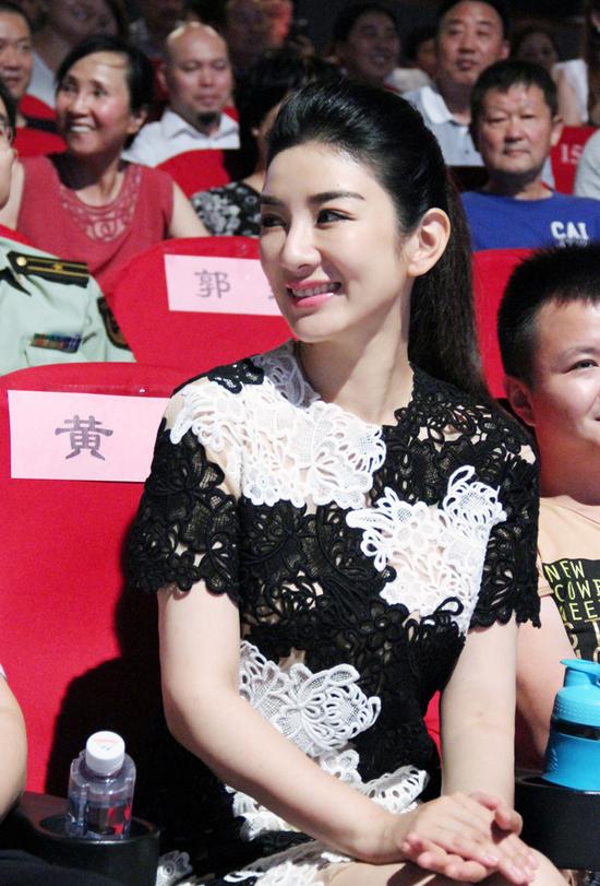 黄奕参加《默守那份情》新疆首映礼