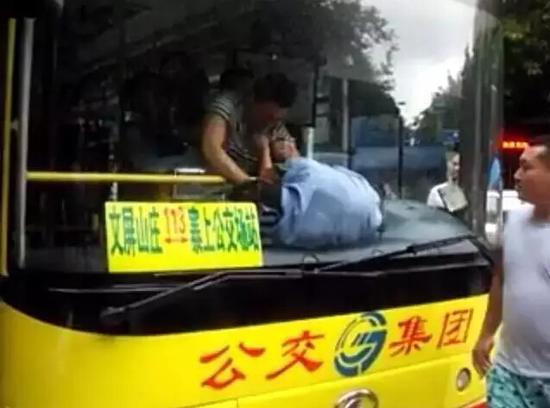 厦小车司机逆向行驶挡路 公交司机劝阻遭