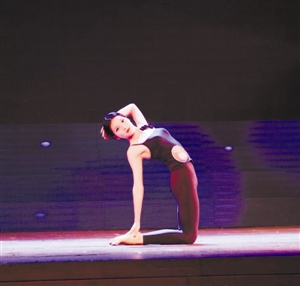 冠军徐夏的瑜伽表演。